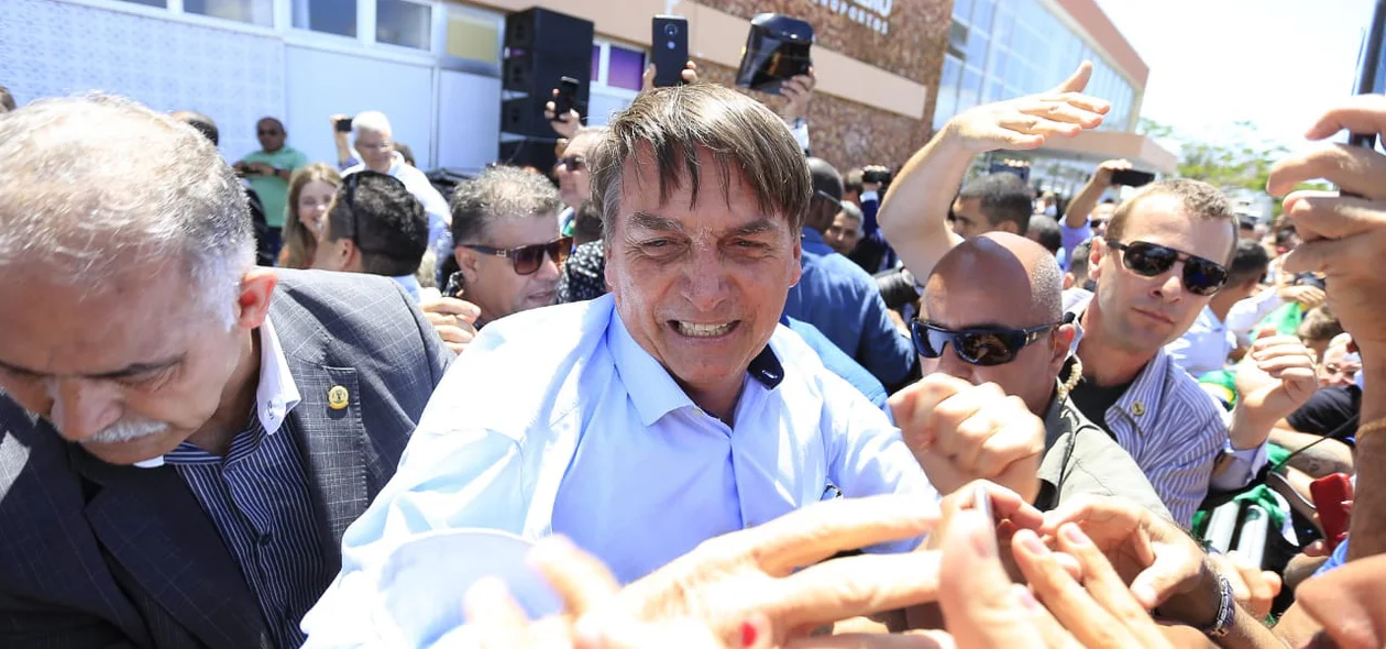 Bolsonaro cumprimentando o Público presente na sua visita a Parnaíba