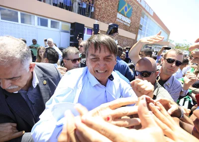 Bolsonaro cumprimentando o Público presente na sua visita a Parnaíba