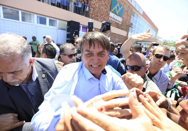 Bolsonaro cumprimentando o Público presente na sua visita a Parnaíba