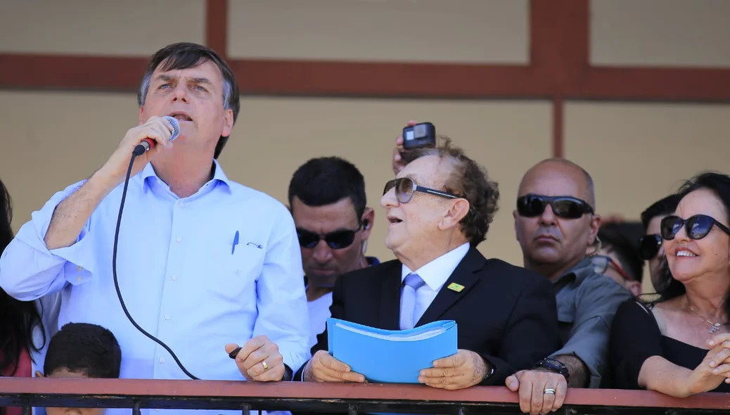 Bolsonaro discursa ao lado de Mão Santa