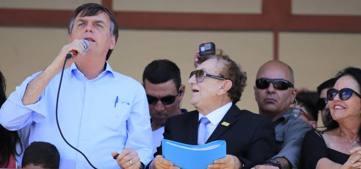Bolsonaro discursa ao lado de Mão Santa