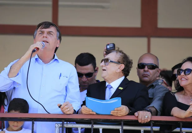 Bolsonaro discursa ao lado de Mão Santa