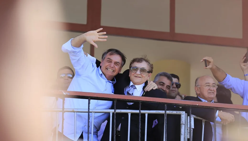 Bolsonaro posa para foto ao lado do prefeito de Parnaíba, Mão Santa