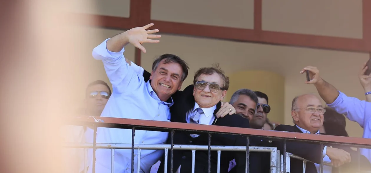 Bolsonaro posa para foto ao lado do prefeito de Parnaíba, Mão Santa