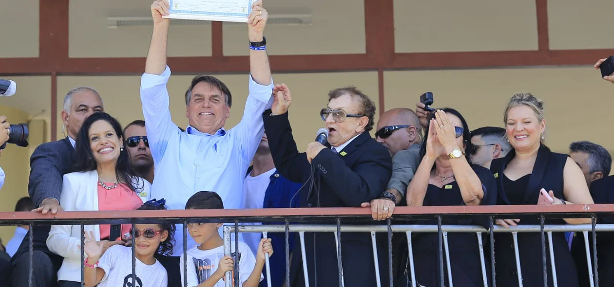 Bolsonaro recebe título de cidadania em Parnaíba