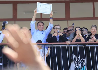 Bolsonaro recebe título de cidadania parnaibana