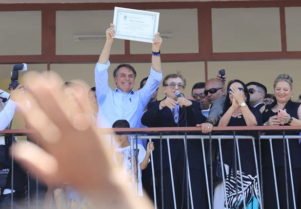Bolsonaro recebe título de cidadania parnaibana
