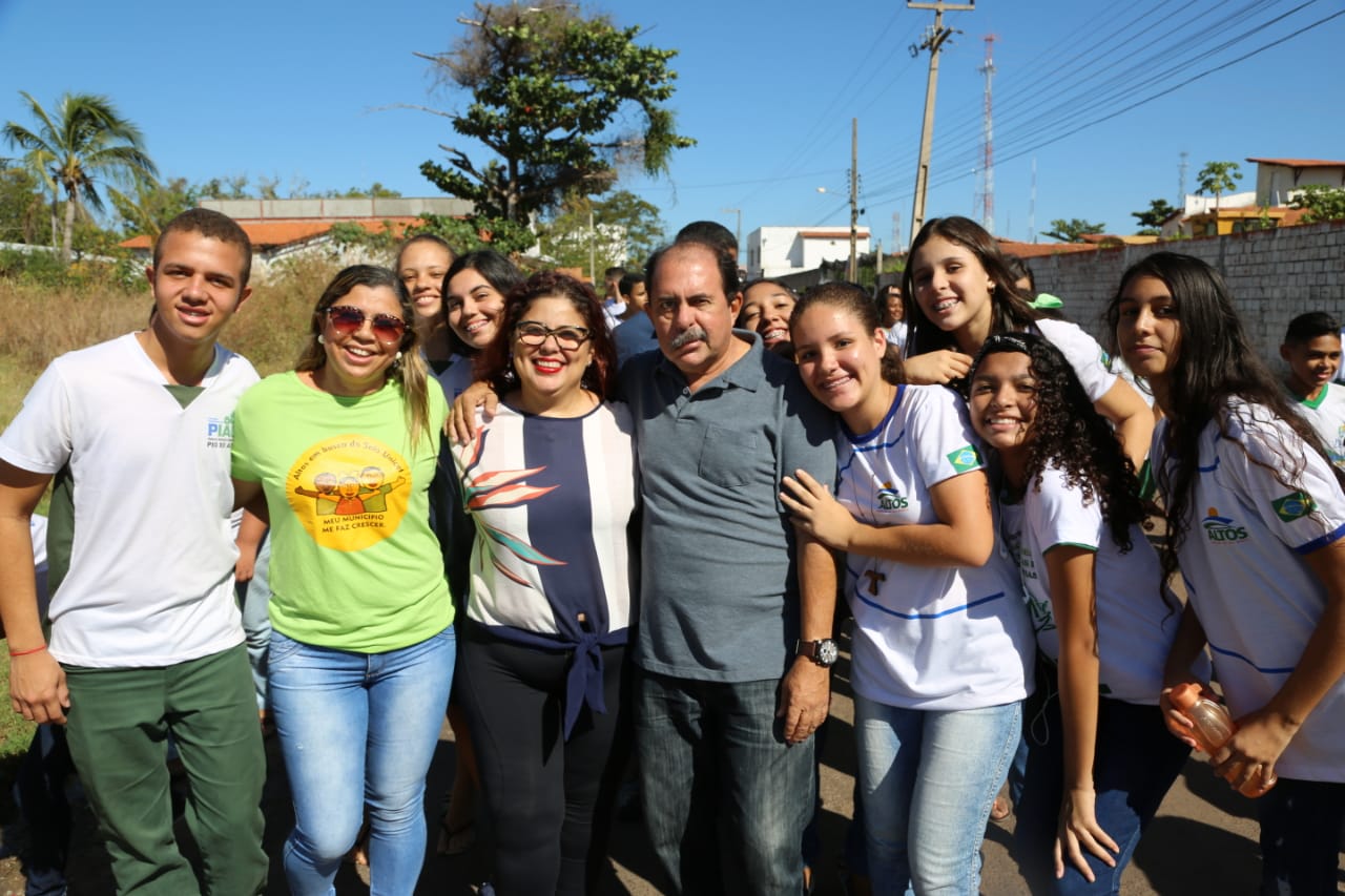 Estudantes durante caminhada em Altos