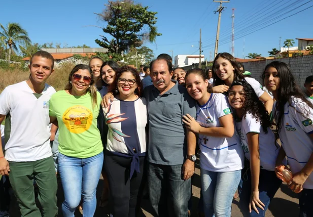 Estudantes durante caminhada em Altos