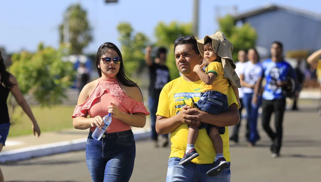 Família indo prestigiar a chegada do Presidente Jair messias Bolsonaro