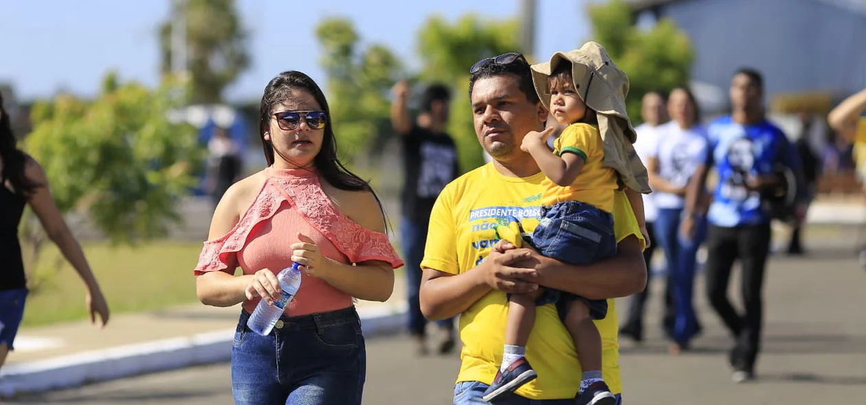 Família indo prestigiar a chegada do Presidente Jair messias Bolsonaro