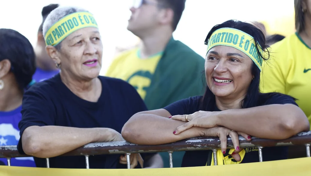 Fãs a espera do Presidente Jair Messias Bolsonaro