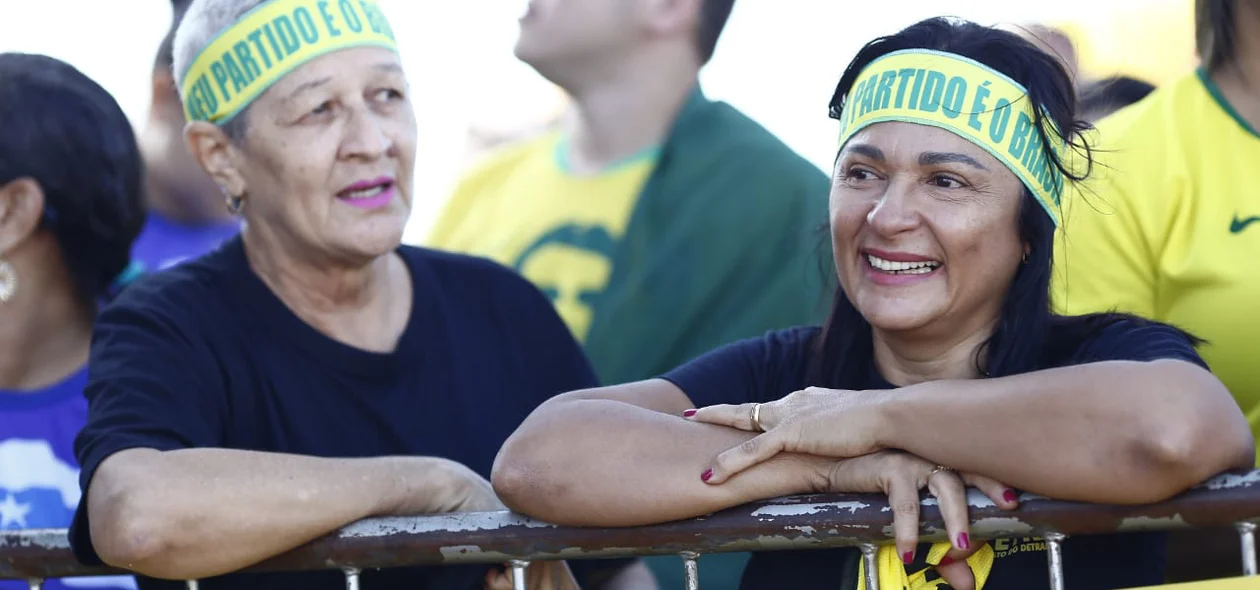 Fãs a espera do Presidente Jair Messias Bolsonaro