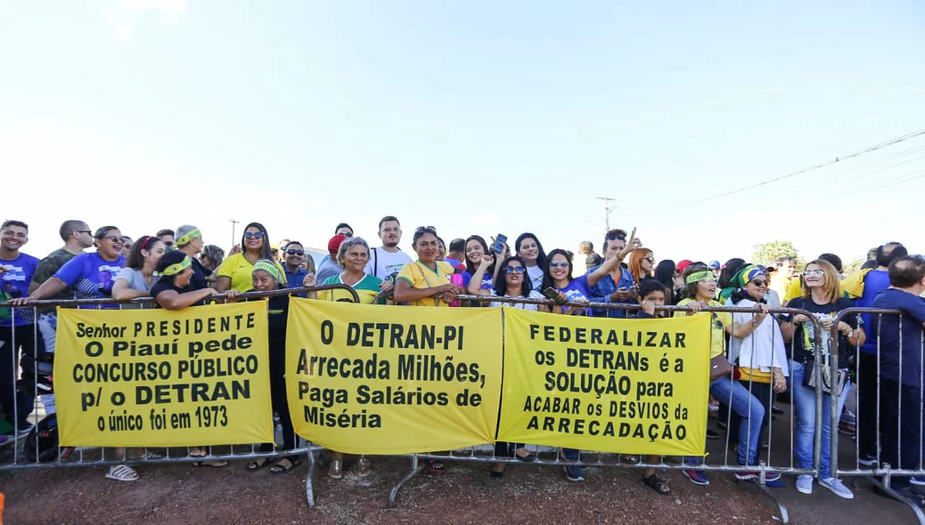 Piauienses protestam por concurso do Detran