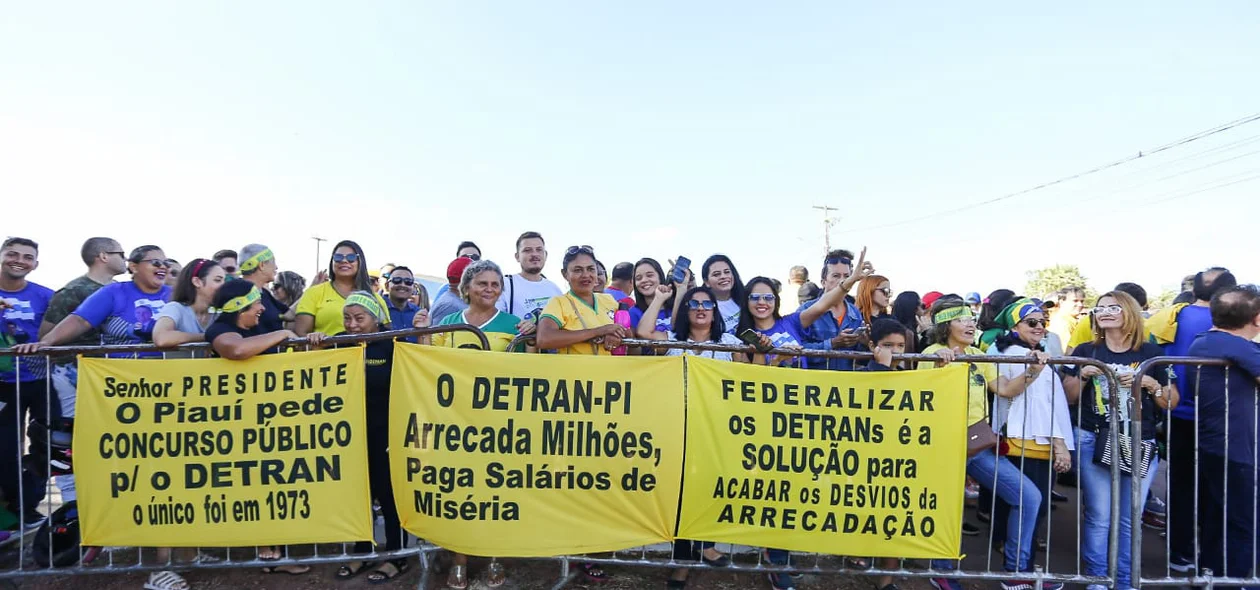 Piauienses protestam por concurso do Detran