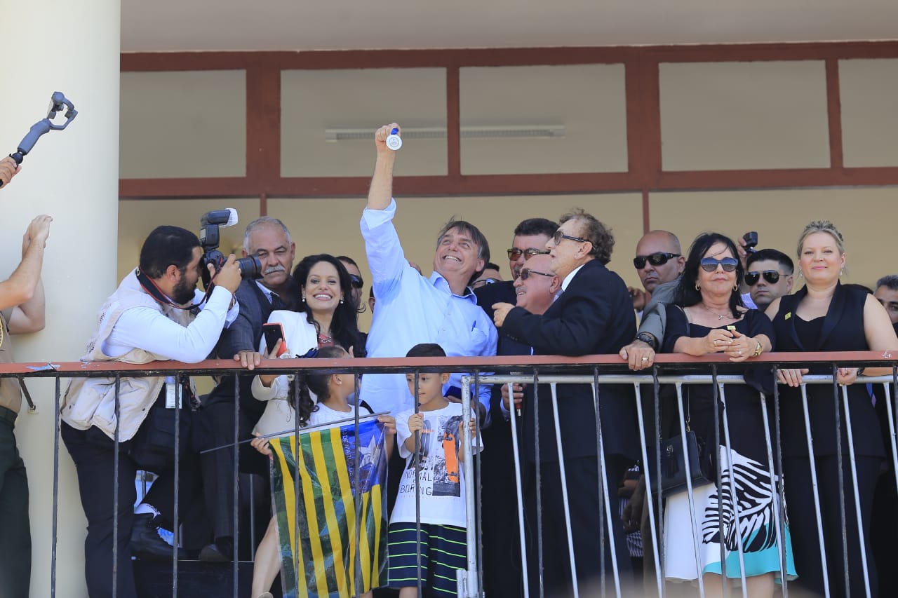 Presidente Jair Bolsonaro exibindo medalha 