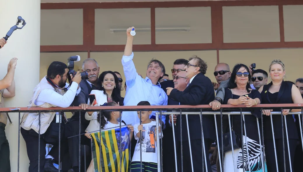 Presidente Jair Bolsonaro exibindo medalha 