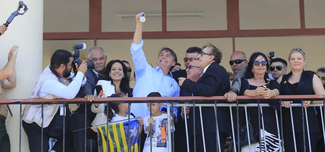Presidente Jair Bolsonaro exibindo medalha 