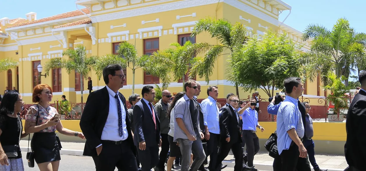 Presidente se deslocando para a escola Tenente Coronel José Francisco Miranda de Osório, em Parnaíba 