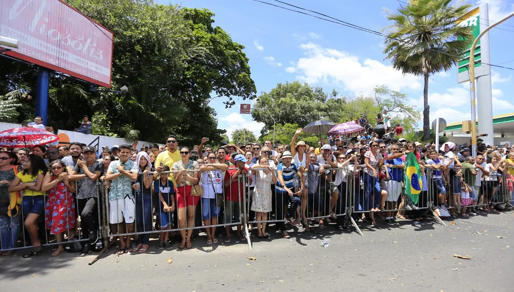 Público presente na inauguração da Escola