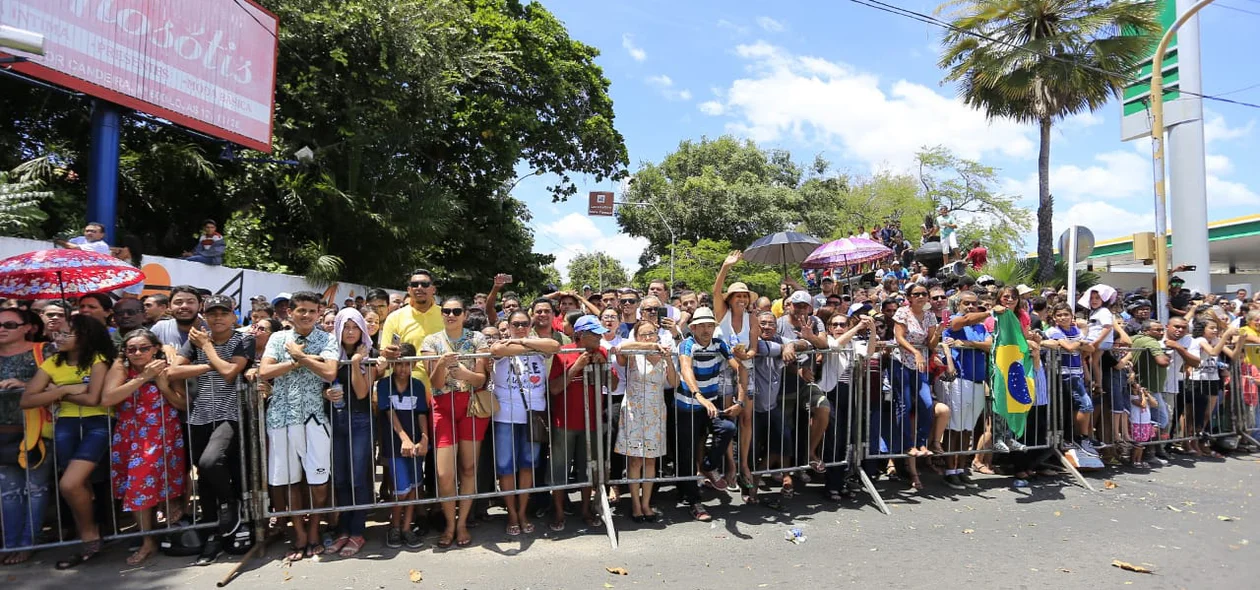 Público presente na inauguração da Escola