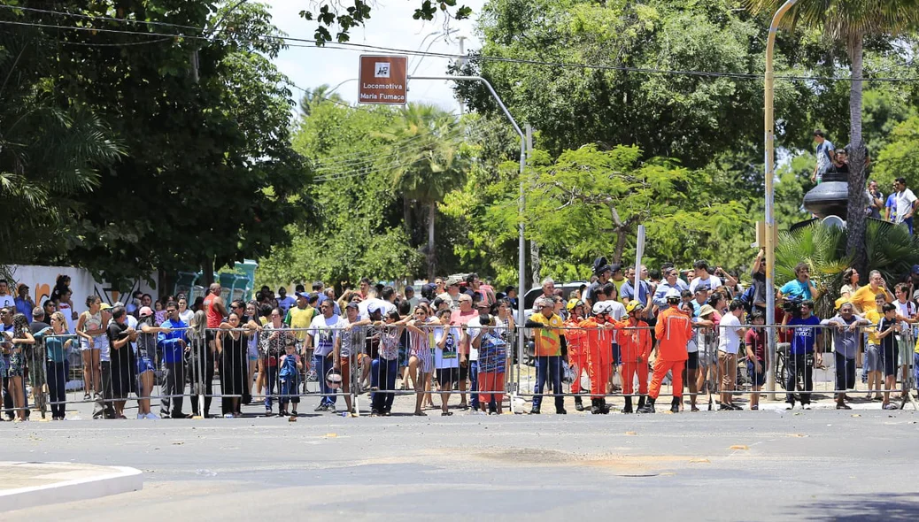 Simpatizantes acompanharam de longe a inauguração da Escola 