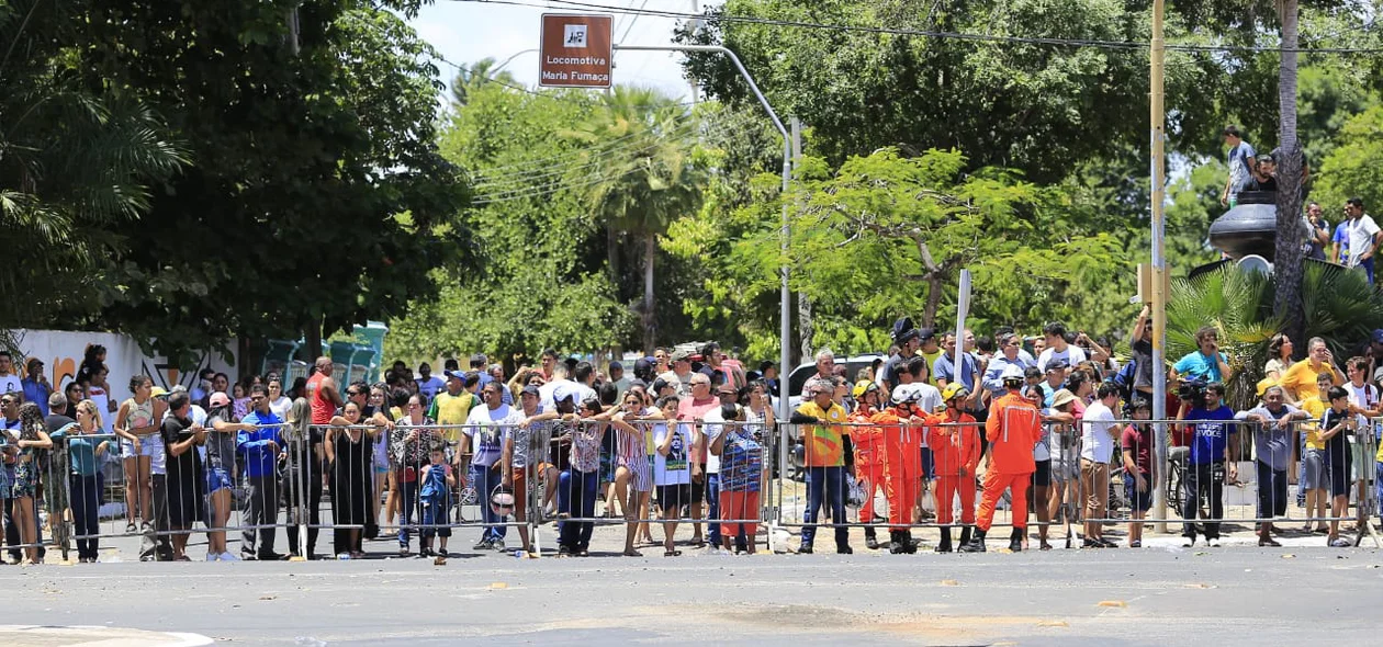 Simpatizantes acompanharam de longe a inauguração da Escola 