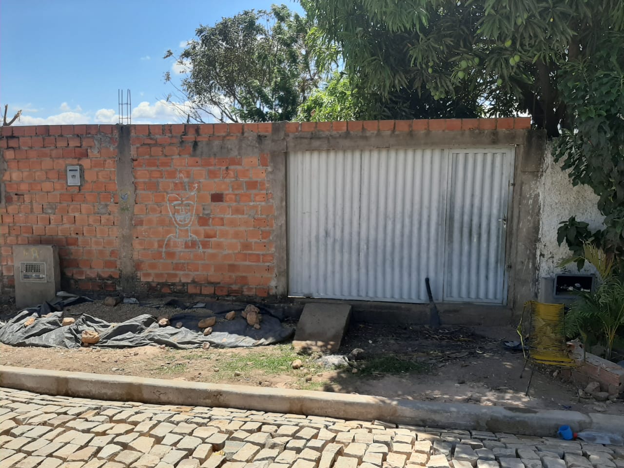 Suspeito ficava sentado na cadeira, onde vendia as drogas