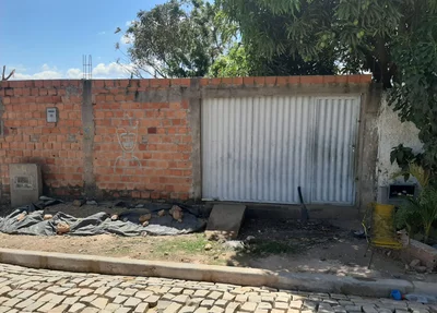 Suspeito ficava sentado na cadeira, onde vendia as drogas
