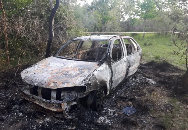 Veículo onde o corpo da vítima foi carbonizado