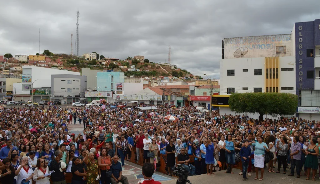 Devotos lotam a Praça Justino Luz