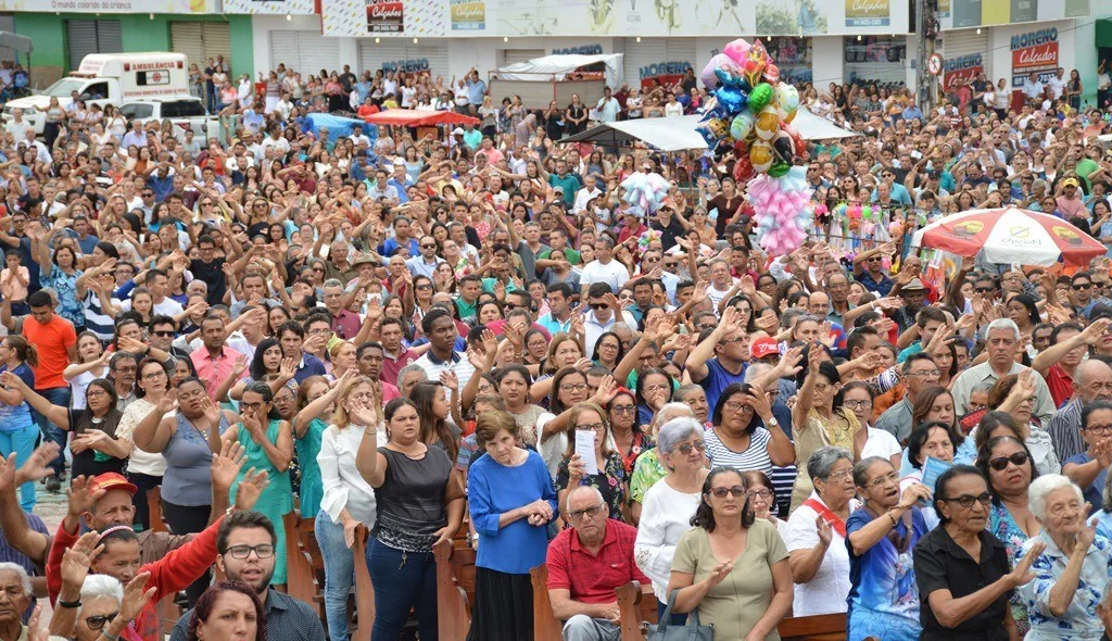 Devotos participam da celebração