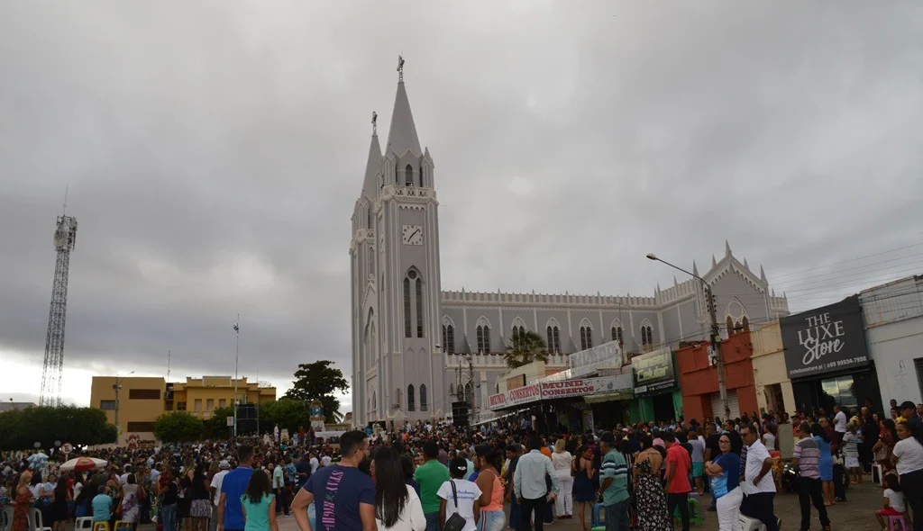 Fiéis aguardam início da celebração