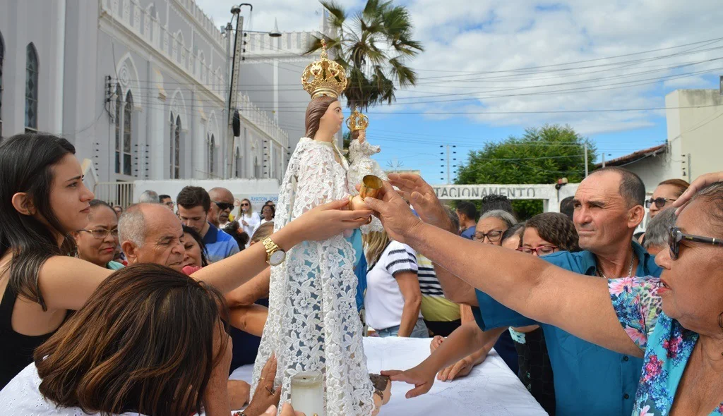 Fiéis reverenciam imagem de Nossa Senhora