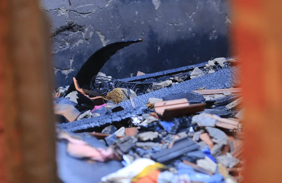 O fogo foi motivado por um carregador de celular na tomada