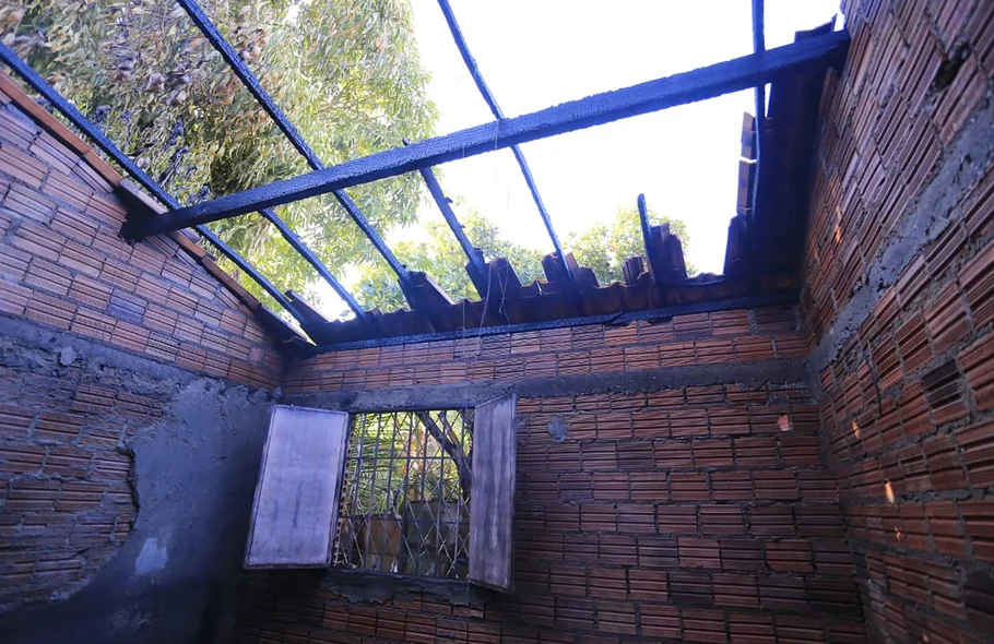 O fogo quase chegou a se espalhar pelo resto da casa