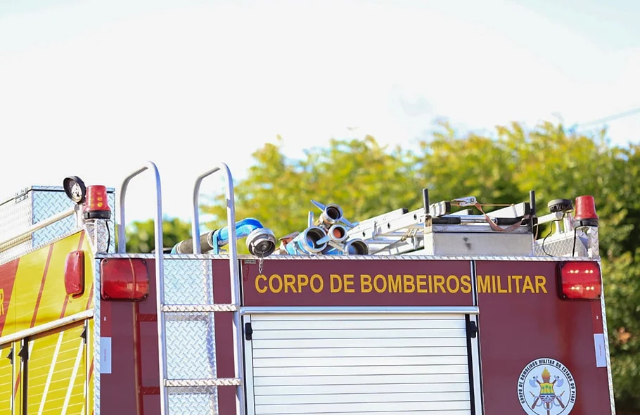Os bombeiros se deslocaram até o local