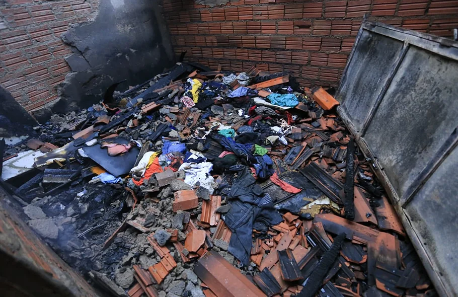 O fogo consumiu roupas, móveis e documentos