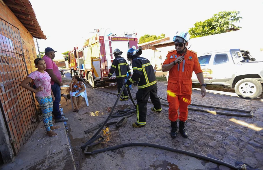 Os vizinhos no local acionaram o Corpo de Bombeiros
