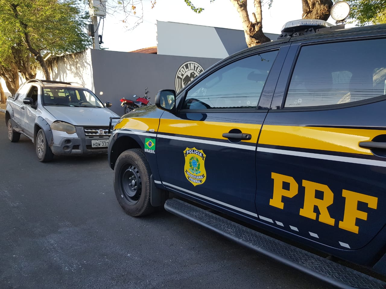 Polícia Rodoviária Federal (PRF) recupera veículo roubado