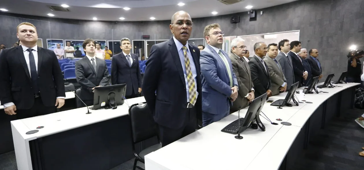 Autoridades políticas presentes na solenidade