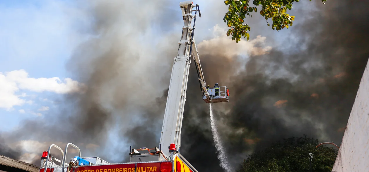 Bombeiros jogam água nas chamas