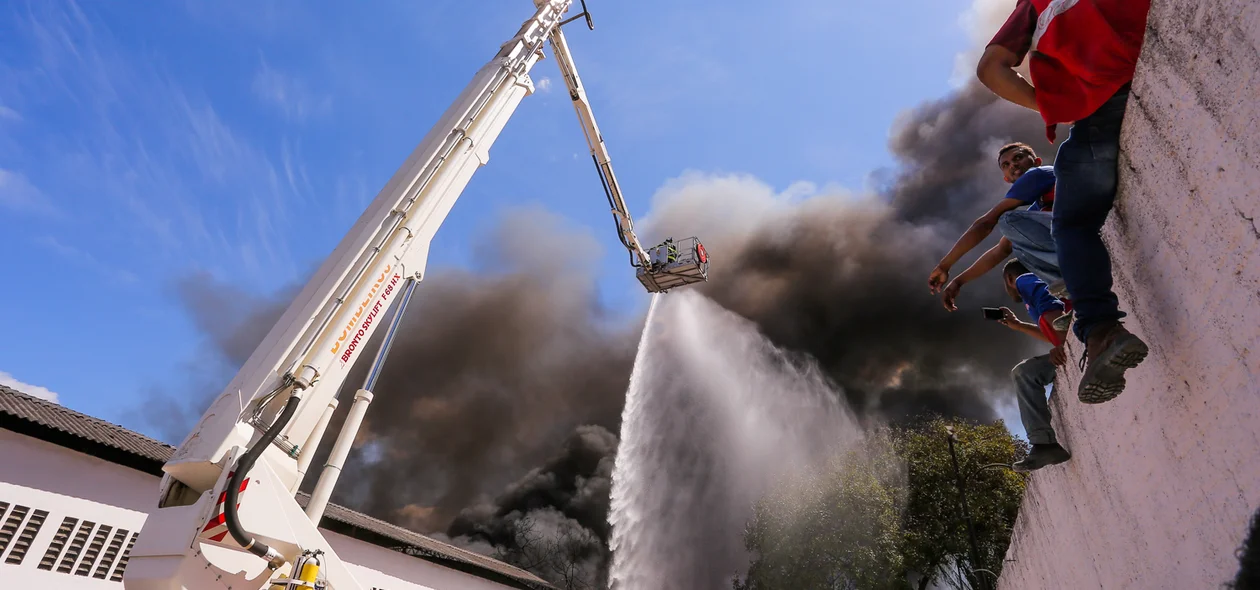 Bombeiros tentam conter as chamas