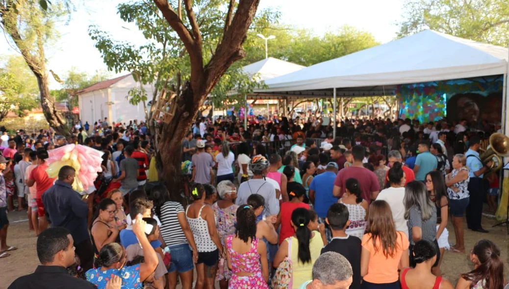 Centenas de pessoas estavam na praça