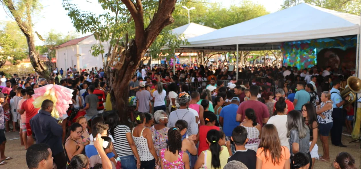 Centenas de pessoas estavam na praça