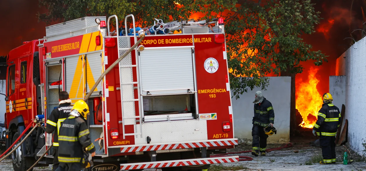 Corpo de Bombeiros durante o trabalho de contenção das chamas