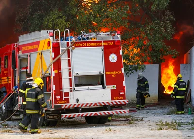 Corpo de Bombeiros durante o trabalho de contenção das chamas