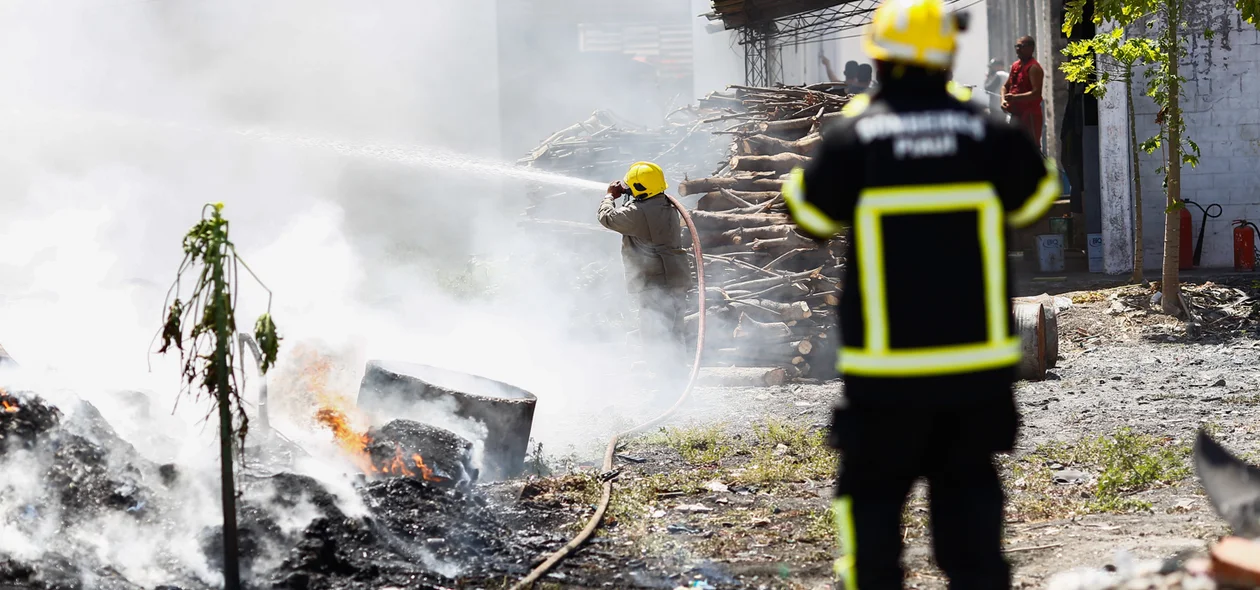 Corpo de Bombeiros na contenção do fogo