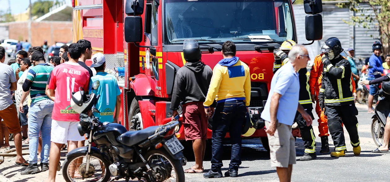 Equipe do Corpo de Bombeiros está no local