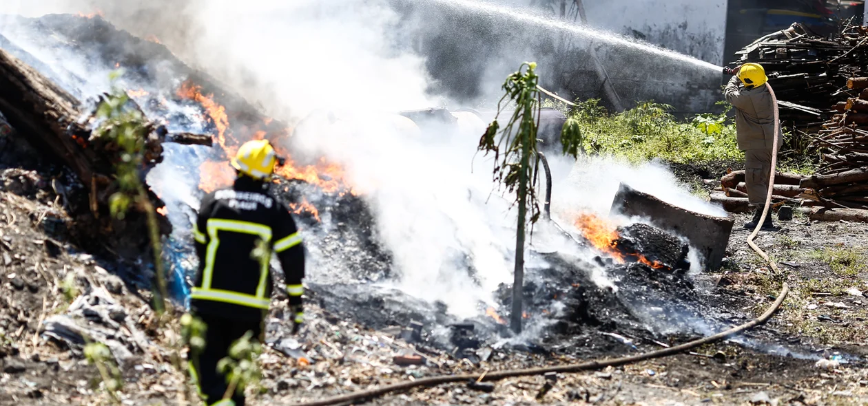 Equipe do corpo de bombeiros no local 